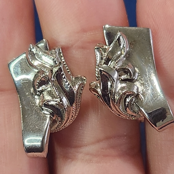 Alice Vintage 60s Filigree Silver Ribbon Screw Back Earrings - Picture 4 of 8